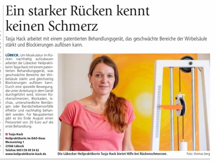 Eine Frau steht neben einem Behandlungsgerät in einer Wellness-Klinik. Das Bild enthält einen deutschen Text über die Behandlung von Rückenschmerzen und hebt am unteren Rand die Kontaktdaten der Klinik hervor. Dort werden die neuesten innovativen Techniken vorgestellt, die kürzlich in der Presse vorgestellt wurden.