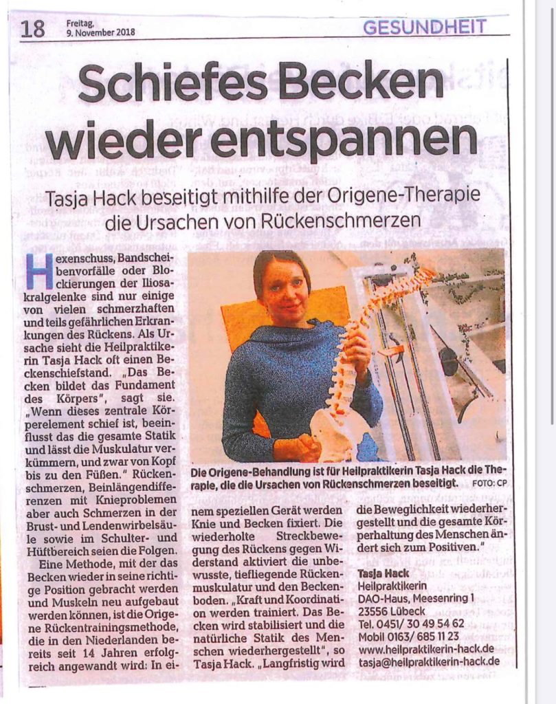 Ein Zeitungsartikel mit dem Titel „Schiefes Becken wieder entspannen“, der in der Lokalpresse erschien, stellt die Heilpraktikerin Tasja Hack vor. Sie steht neben einem Wirbelsäulenmodell, während der Artikel die Anwendung der Origne-Therapie zur Linderung von Rückenschmerzen beschreibt.