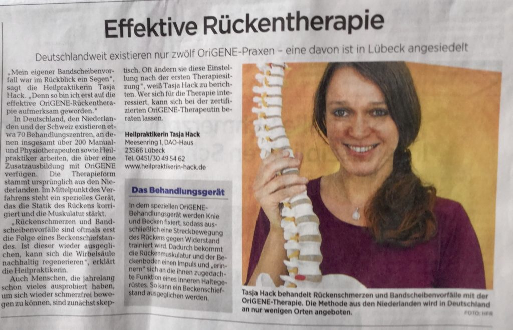 In der Presse wird über eine wirksame Rückentherapie in Lübeck berichtet. Der Artikel enthält eine Überschrift, einen informativen Text und ein Foto von jemandem, der ein Wirbelsäulenmodell hält. Für diejenigen, die eine professionelle Behandlung von Rückenschmerzen suchen, sind die Kontaktdaten von Tasia Hack enthalten.